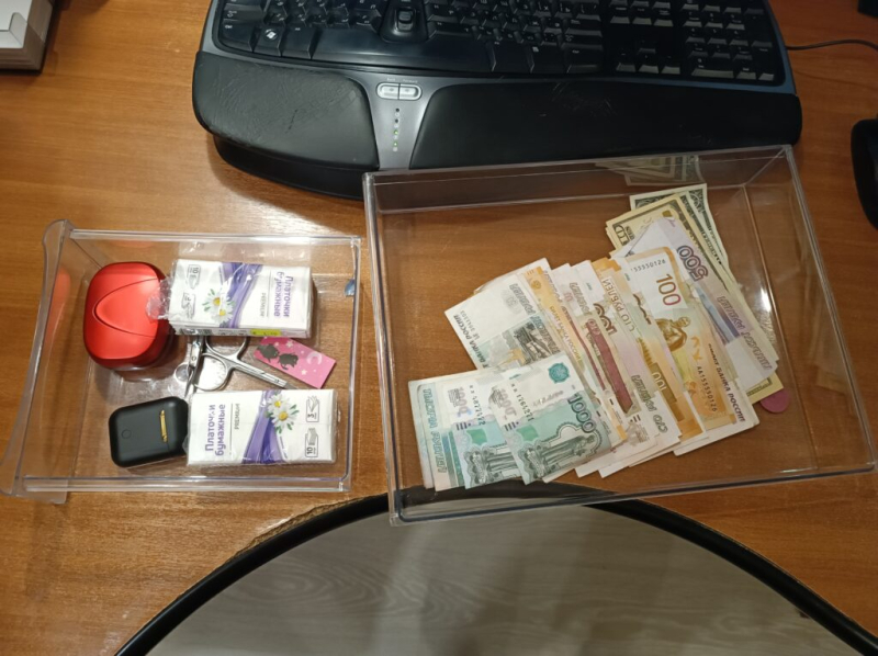Окончательное решение вопроса с полками под столом