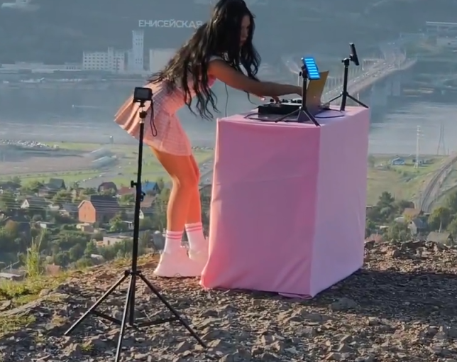 DJ Барби за розовым пультом