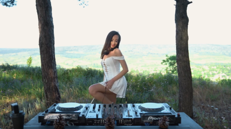 DJ Evrika ножку задрала