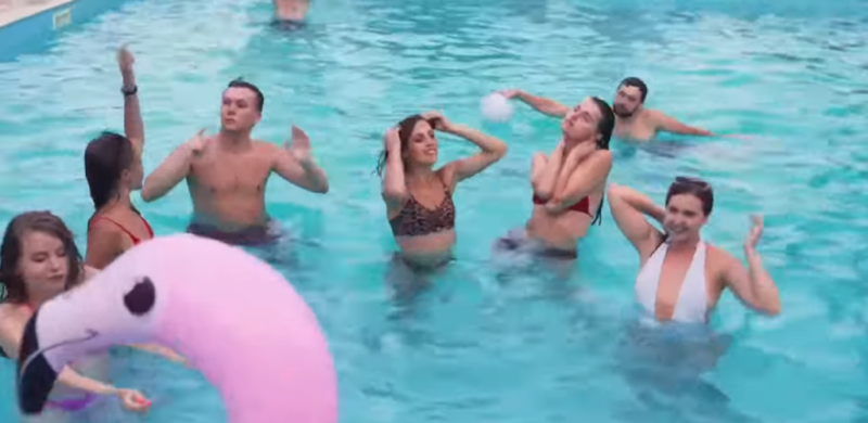 Кутя в бассейне с лапулями