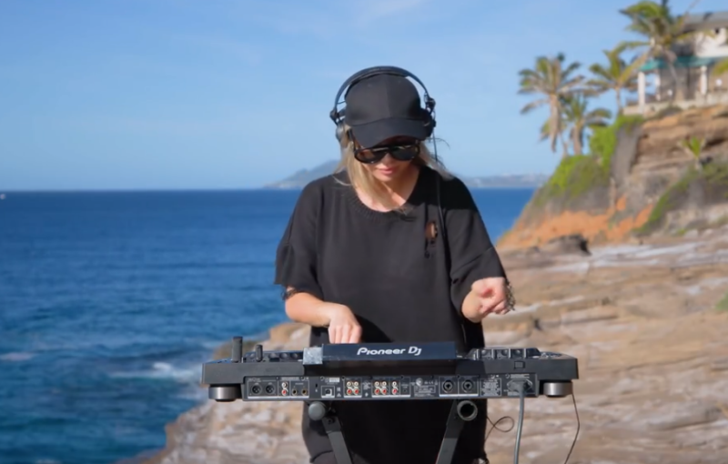 Мадам DJ тоже любит дырявые майки, как я