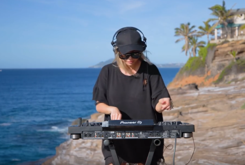 Мадам DJ тоже любит дырявые майки, как я