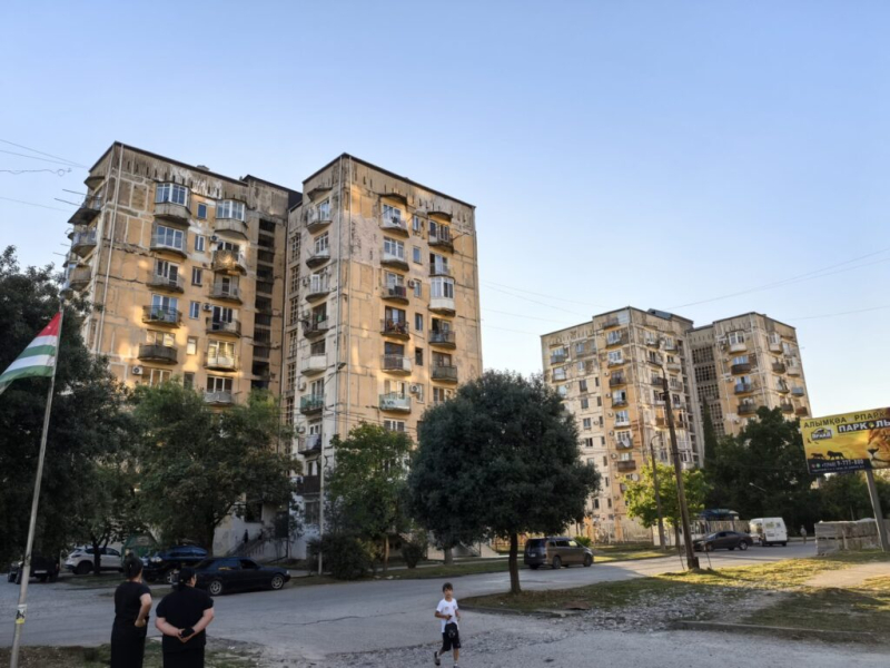 Вышли на первую экскурсию по вечерней Гагре. 11 сентября 2026